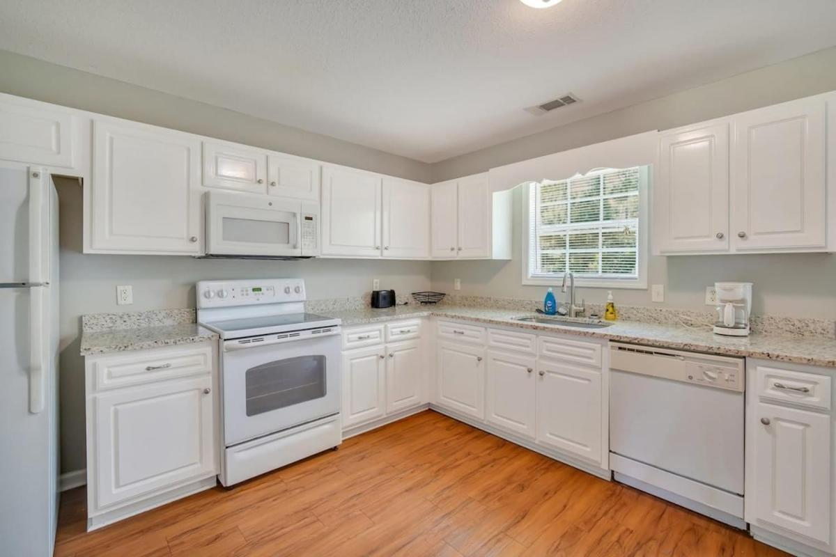 Charming Gray Home- 5 Mins From Gsu! Statesboro Bagian luar foto
